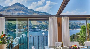 Il Lusso a Picco sul Mare: Villa Capri Panoramica con Spiaggia Privata in Sicilia a Taormina