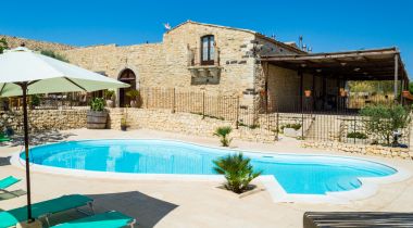 Antico Casale Siciliano ristrutturato adibito ad Agriturismo zona montana Siracusa