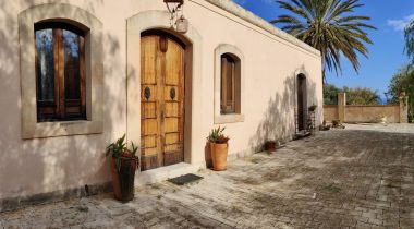 For sale "Casale Del Frantoio" a panoramic estate between Avola and Noto