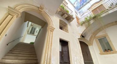 ENTIRE BUILDING IN THE HISTORIC CENTER OF NOTO